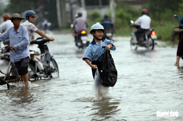 Người dân TP.HCM đầu tuần vất vả vượt ải triều cường lịch sử - Ảnh 6. Người dân TP.HCM đầu tuần vất vả vượt ải triều cường lịch sử - Ảnh 6.