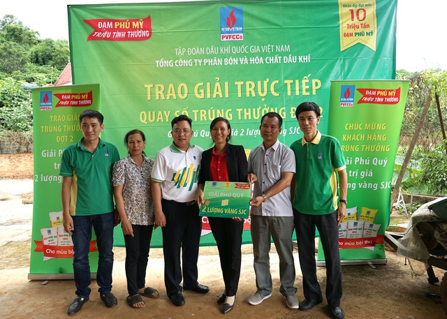 PVFCCo tiếp tục trao vàng cho khách hàng trúng thưởng - Ảnh 1. PVFCCo tiếp tục trao vàng cho khách hàng trúng thưởng - Ảnh 1.