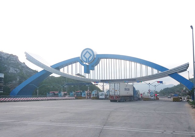 Dân vây trạm thu phí Đại Yên, Quảng Ninh đòi miễn phí - Ảnh 1. Dân vây trạm thu phí Đại Yên, Quảng Ninh đòi miễn phí - Ảnh 1.