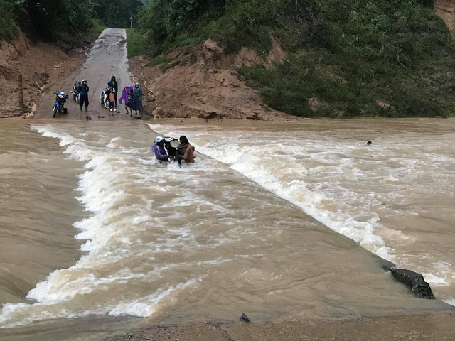 Liều lội qua cầu tràn, bốn người bị nước lũ cuốn - Ảnh 3. Liều lội qua cầu tràn, bốn người bị nước lũ cuốn - Ảnh 3.