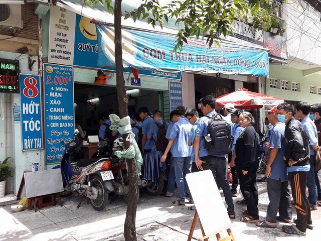 Tranh cãi: Sinh viên ăn cơm 2.000 đồng là không có lòng tự trọng? - Ảnh 1. Tranh cãi: Sinh viên ăn cơm 2.000 đồng là không có lòng tự trọng? - Ảnh 1.