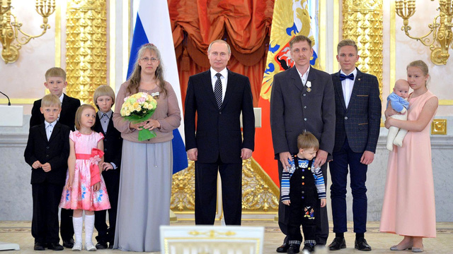 Tổng thống Nga Vladimir Putin (giữa) trao tặng Huân chương tôn vinh cha mẹ cho gia đình ông bà Mikhail Maksin và Oksana Volkova thuộc vùng Kaliningrad tại Điện Kremlin ngày 1-6-2016 - Ảnh: Website của Điện Kremlin