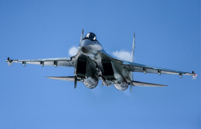 Nga giải thích việc Su-35 xua đuổi F-22 Mỹ trên bầu trời Syria - Ảnh 1. Nga giải thích việc Su-35 xua đuổi F-22 Mỹ trên bầu trời Syria - Ảnh 1.