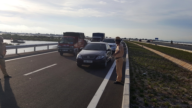 Bến phà tại Cát Hải quá tải sau khi thông cầu vượt biển - Ảnh 6. Bến phà tại Cát Hải quá tải sau khi thông cầu vượt biển - Ảnh 6.