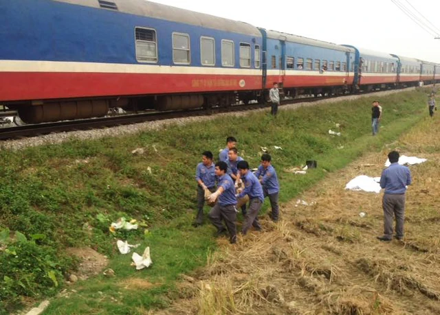Cố băng xe máy qua đường sắt, ba bác cháu bị tàu tông chết - Ảnh 1. Cố băng xe máy qua đường sắt, ba bác cháu bị tàu tông chết - Ảnh 1.