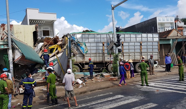 Kinh hoàng xe tải chở dăm tông sập bốn căn nhà bên đường - Ảnh 5. Kinh hoàng xe tải chở dăm tông sập bốn căn nhà bên đường - Ảnh 5.