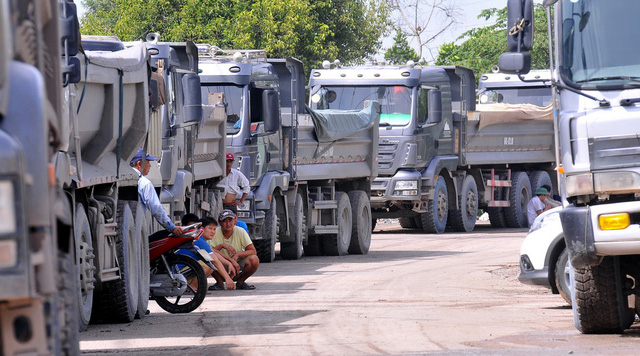 Dân chặn đường dân sinh, xua xe ben sang đường chuyên dùng vào mỏ đá - Ảnh 2.