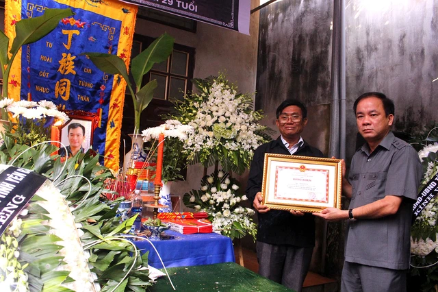 Nghẹn ngào trước giây phút tiễn biệt phóng viên trẻ Đinh Hữu Dư - Ảnh 6. Nghẹn ngào trước giây phút tiễn biệt phóng viên trẻ Đinh Hữu Dư - Ảnh 6.