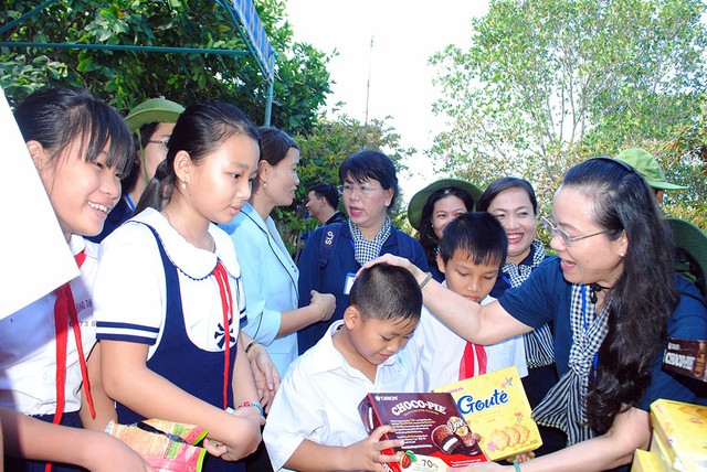 Lãnh đạo TP.HCM thăm chiến sĩ và nhân dân trên đảo Tây Nam - Ảnh 2. Lãnh đạo TP.HCM thăm chiến sĩ và nhân dân trên đảo Tây Nam - Ảnh 2.