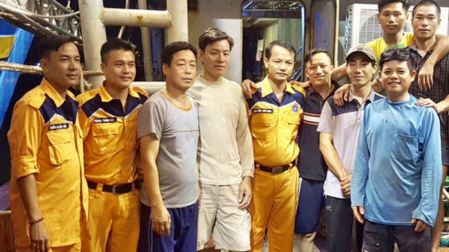 Tàu cá cùng 10 ngư dân bị mất liên lạc về bờ an toàn - Ảnh 1.