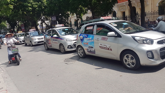 Taxi Hà Nội yêu cầu dừng khẩn cấp Grab-Uber - Ảnh 1. Taxi Hà Nội yêu cầu dừng khẩn cấp Grab-Uber - Ảnh 1.
