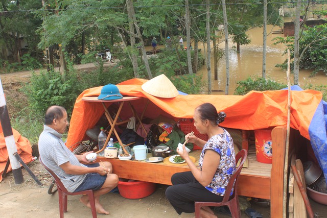 Thanh Hóa: Lũ về, hàng trăm hộ dân phải sống trên đê nhiều ngày - Ảnh 1. Thanh Hóa: Lũ về, hàng trăm hộ dân phải sống trên đê nhiều ngày - Ảnh 1.