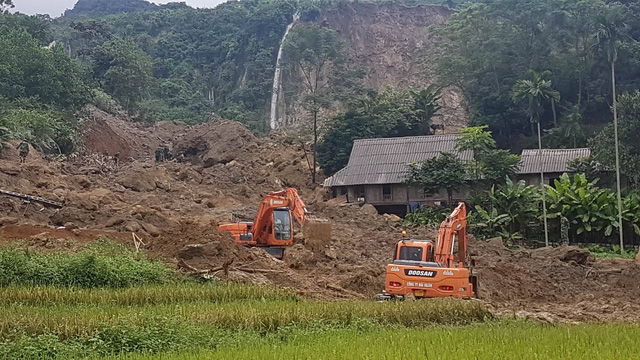 Tìm được 8 thi thể trong số 18 người bị vùi lấp tại Hòa Bình - Ảnh 8.