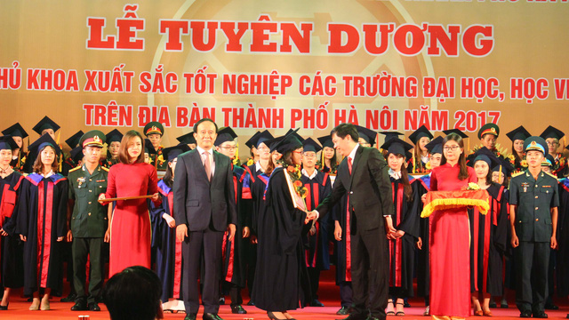 Vinh danh 84 thủ khoa tốt nghiệp xuất sắc - Ảnh 2.