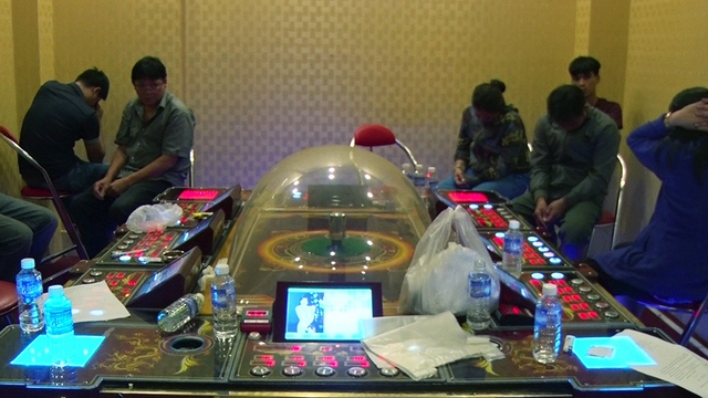 Truy bắt 2 người Trung Quốc liên quan ổ cờ bạc đội lốt game bắn cá - Ảnh 3. Truy bắt 2 người Trung Quốc liên quan ổ cờ bạc đội lốt game bắn cá - Ảnh 3.