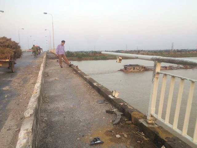 Tông sập lan can cầu, xe tải cắm đầu xuống sông - Ảnh 2. Tông sập lan can cầu, xe tải cắm đầu xuống sông - Ảnh 2.