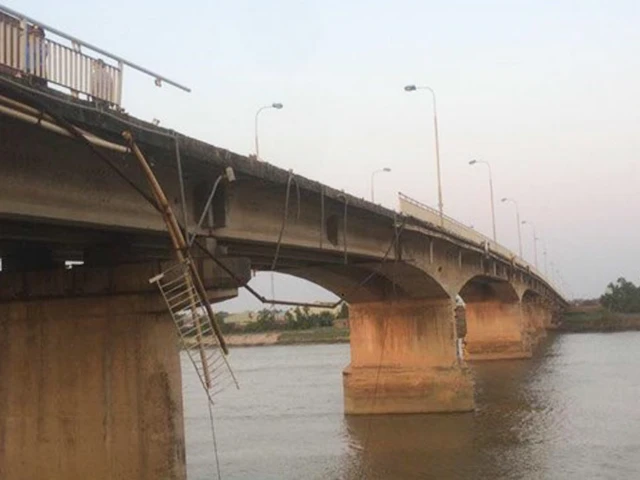 Tông sập lan can cầu, xe tải cắm đầu xuống sông - Ảnh 1. Tông sập lan can cầu, xe tải cắm đầu xuống sông - Ảnh 1.