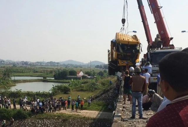 Tông sập lan can cầu, xe tải cắm đầu xuống sông - Ảnh 3. Tông sập lan can cầu, xe tải cắm đầu xuống sông - Ảnh 3.