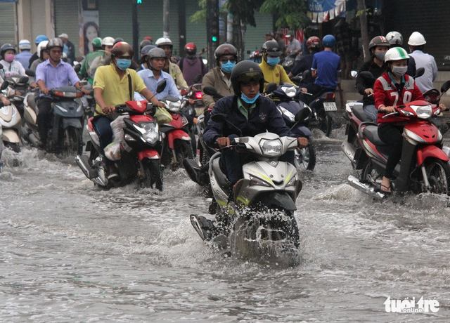 Người dân TP.HCM đầu tuần vất vả vượt ải triều cường lịch sử - Ảnh 18. Người dân TP.HCM đầu tuần vất vả vượt ải triều cường lịch sử - Ảnh 18.