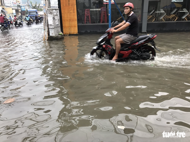 Người dân TP.HCM đầu tuần vất vả vượt ải triều cường lịch sử - Ảnh 19. Người dân TP.HCM đầu tuần vất vả vượt ải triều cường lịch sử - Ảnh 19.