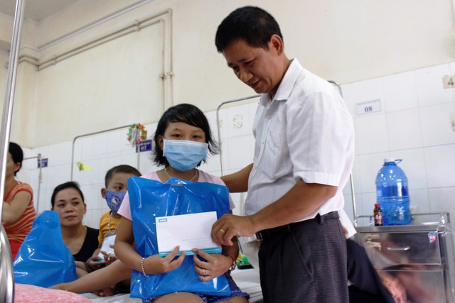 Trung Thu đến với bệnh nhi ung thư Huế, Đà Nẵng - Ảnh 1. Trung Thu đến với bệnh nhi ung thư Huế, Đà Nẵng - Ảnh 1.