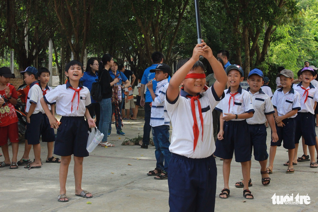 Đội mưa đem Trung Thu đến với các em nhỏ Bến Tre - Ảnh 10.