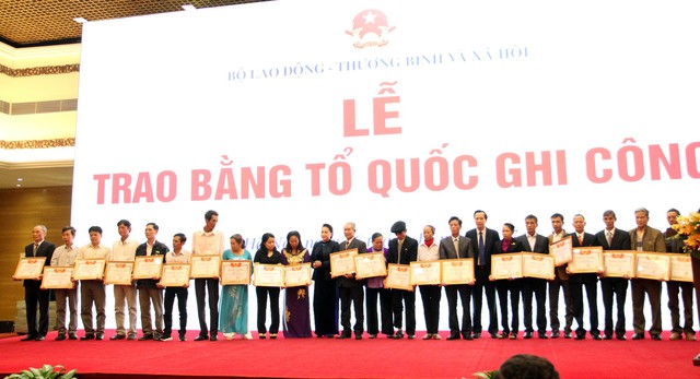 Trao bằng Tổ quốc ghi công cho 672 thân nhân liệt sĩ - Ảnh 1. Trao bằng Tổ quốc ghi công cho 672 thân nhân liệt sĩ - Ảnh 1.