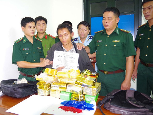 Bắt vụ vận chuyển 10kg ma túy đá, 20.000 viên ma túy tổng hợp - Ảnh 1. Bắt vụ vận chuyển 10kg ma túy đá, 20.000 viên ma túy tổng hợp - Ảnh 1.