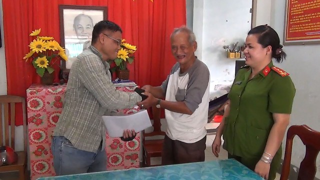 Cụ ông viết đơn thuê trả 2.200 USD cho người đánh rơi - Ảnh 1. Cụ ông viết đơn thuê trả 2.200 USD cho người đánh rơi - Ảnh 1.
