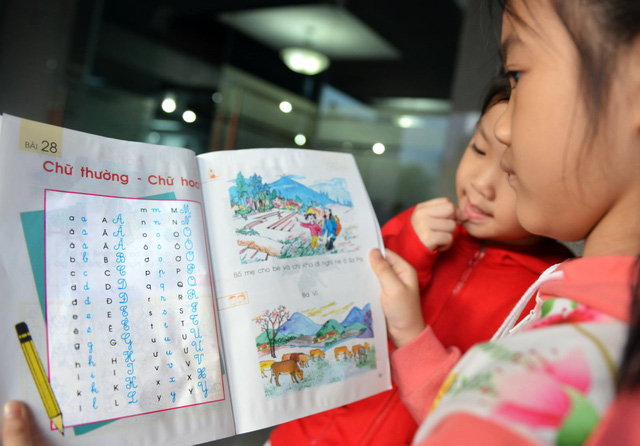 Chữ viết hoa như rồng, như mây, cô trò đều khổ - Ảnh 1. Chữ viết hoa như rồng, như mây, cô trò đều khổ - Ảnh 1.