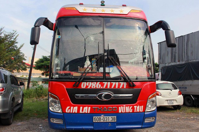 Bắt 2 thanh niên đập phá xe khách, hành hung phụ xe - Ảnh 1. Bắt 2 thanh niên đập phá xe khách, hành hung phụ xe - Ảnh 1.