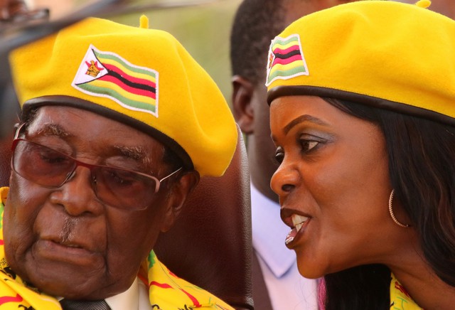Choáng với những đền bồi để tổng thống Zimbabwe từ chức - Ảnh 1. Choáng với những đền bồi để tổng thống Zimbabwe từ chức - Ảnh 1.