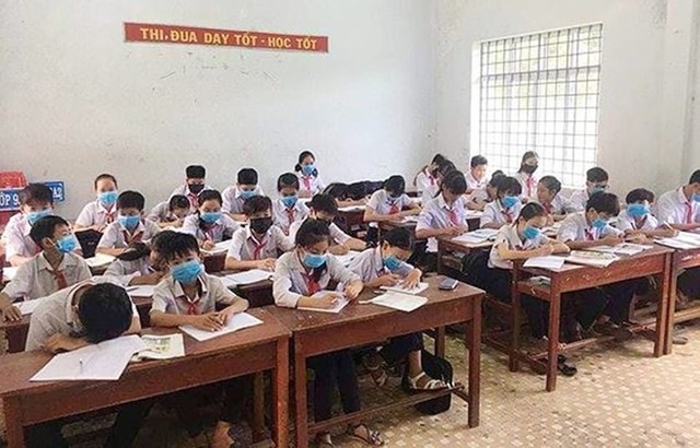 Đeo khẩu trang trong giờ học vì ô nhiễm - Ảnh 1. Đeo khẩu trang trong giờ học vì ô nhiễm - Ảnh 1.
