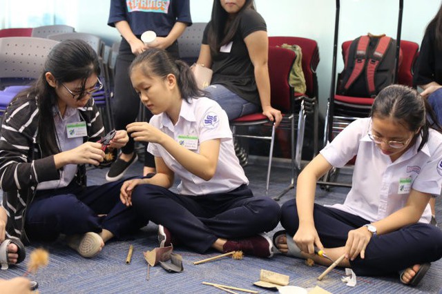 Học trò học làm máy tái chế rác thải nhựa - Ảnh 1. Học trò học làm máy tái chế rác thải nhựa - Ảnh 1.