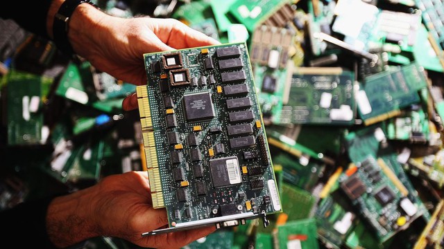Trung Quốc bị tố gài chip vào Apple, Amazon - Ảnh 1. Trung Quốc bị tố gài chip vào Apple, Amazon - Ảnh 1.