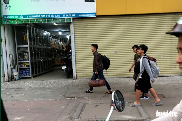 Kẹt nối xe dài, người dân đi bộ cho kịp vào bến xe Miền Đông - Ảnh 3. Kẹt nối xe dài, người dân đi bộ cho kịp vào bến xe Miền Đông - Ảnh 3.