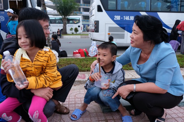 Bến xe công nhân nườm nượp từ 5h sáng - Ảnh 5. Bến xe công nhân nườm nượp từ 5h sáng - Ảnh 5.