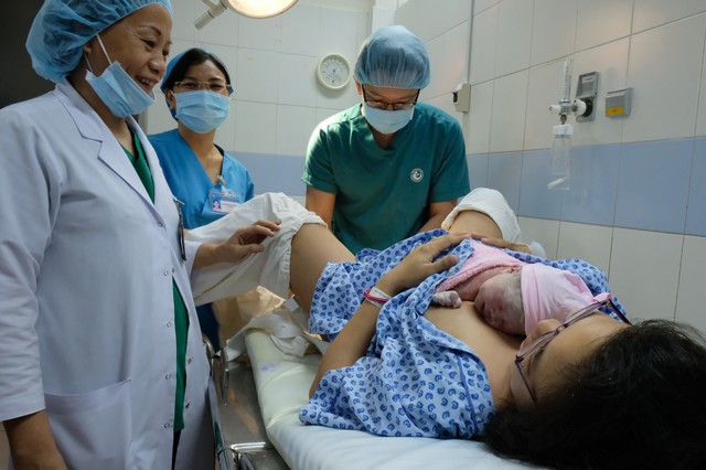 Đêm giao thừa của kíp trực vượt sóng với bà bầu - Ảnh 3. Đêm giao thừa của kíp trực vượt sóng với bà bầu - Ảnh 3.