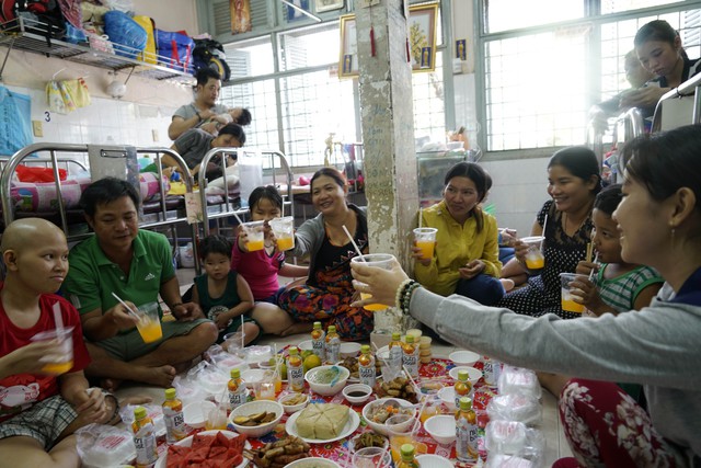 Tuổi Trẻ và bạn đọc khao các bé ung thư mâm cỗ tết - Ảnh 1. Tuổi Trẻ và bạn đọc khao các bé ung thư mâm cỗ tết - Ảnh 1.