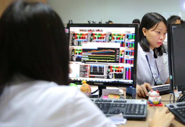 Nhờ dầu khí và ngân hàng, Vn Index vượt mốc 1.100 điểm - Ảnh 1. Nhờ dầu khí và ngân hàng, Vn Index vượt mốc 1.100 điểm - Ảnh 1.