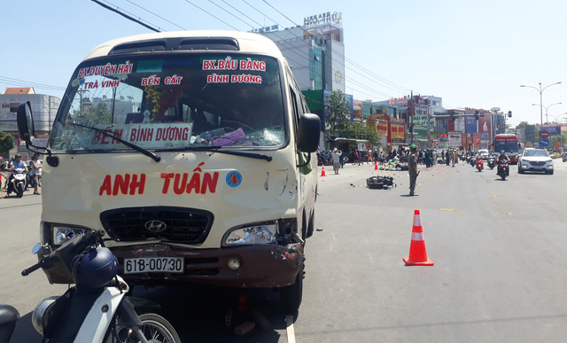 Xe khách tông hàng loạt xe máy trên quốc lộ 13 - Ảnh 1. Xe khách tông hàng loạt xe máy trên quốc lộ 13 - Ảnh 1.