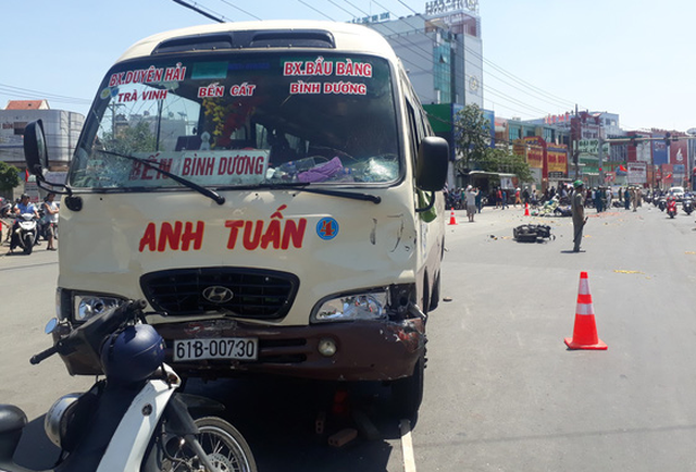 Tài xế xe khách vượt đèn đỏ khi tông hàng loạt xe máy - Ảnh 1. Tài xế xe khách vượt đèn đỏ khi tông hàng loạt xe máy - Ảnh 1.