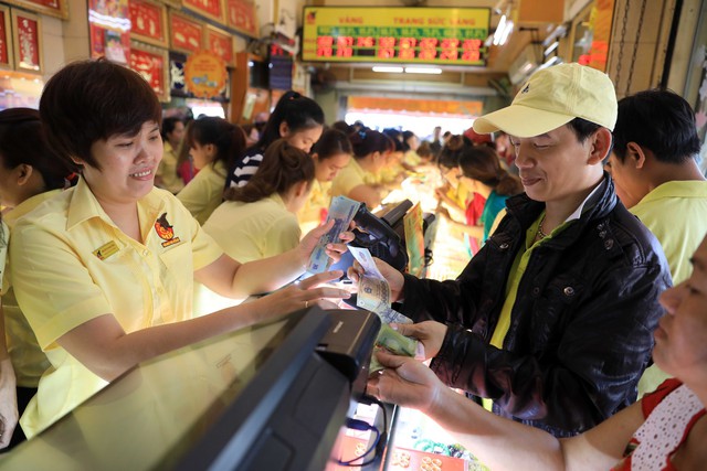 Thị trường vàng nóng trước ngày vía Thần Tài - Ảnh 1. Thị trường vàng nóng trước ngày vía Thần Tài - Ảnh 1.