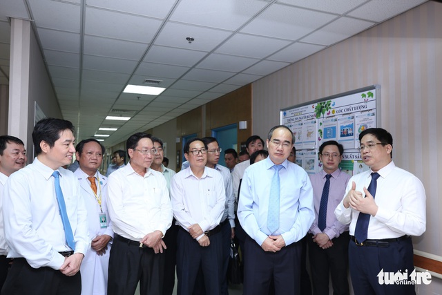 Lãnh đạo TP.HCM chúc mừng ngày thầy thuốc VN 27-2 - Ảnh 1. Lãnh đạo TP.HCM chúc mừng ngày thầy thuốc VN 27-2 - Ảnh 1.