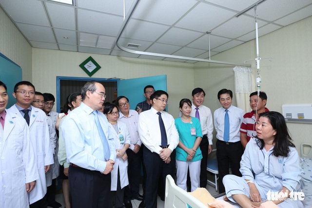 Lãnh đạo TP.HCM chúc mừng ngày thầy thuốc VN 27-2 - Ảnh 2. Lãnh đạo TP.HCM chúc mừng ngày thầy thuốc VN 27-2 - Ảnh 2.