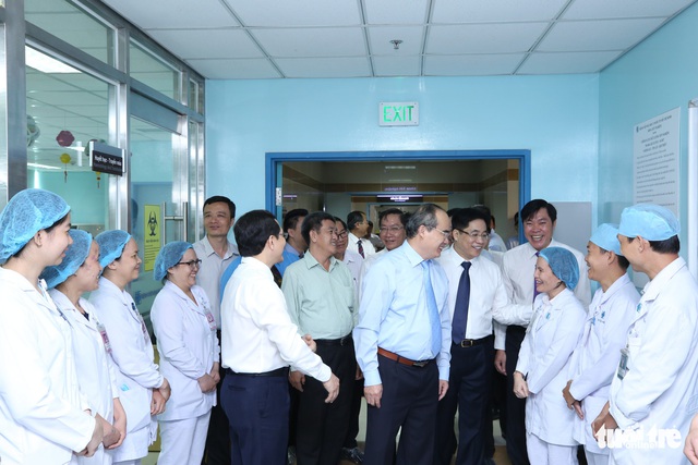 Lãnh đạo TP.HCM chúc mừng ngày thầy thuốc VN 27-2 - Ảnh 4. Lãnh đạo TP.HCM chúc mừng ngày thầy thuốc VN 27-2 - Ảnh 4.