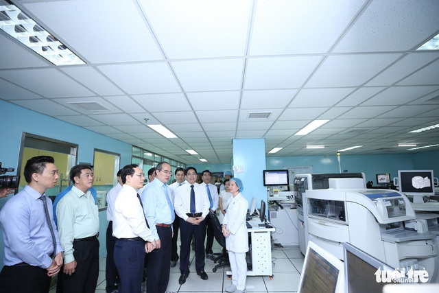 Lãnh đạo TP.HCM chúc mừng ngày thầy thuốc VN 27-2 - Ảnh 3. Lãnh đạo TP.HCM chúc mừng ngày thầy thuốc VN 27-2 - Ảnh 3.