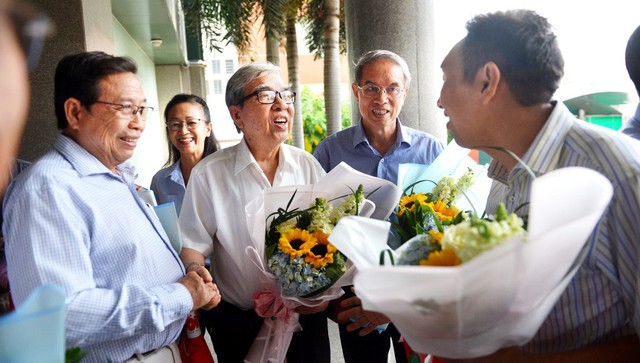 Ngày của mình, thầy thuốc canh cánh nghĩ cho người - Ảnh 1. Ngày của mình, thầy thuốc canh cánh nghĩ cho người - Ảnh 1.