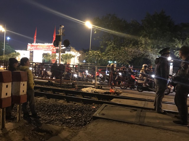 Đi bộ qua đường sắt bị tàu hỏa tông tử vong - Ảnh 1. Đi bộ qua đường sắt bị tàu hỏa tông tử vong - Ảnh 1.