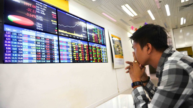 Chứng khoán phục hồi, nhà đầu tư muốn bắt đáy lại sợ bắt dao rơi - Ảnh 1. Chứng khoán phục hồi, nhà đầu tư muốn bắt đáy lại sợ bắt dao rơi - Ảnh 1.